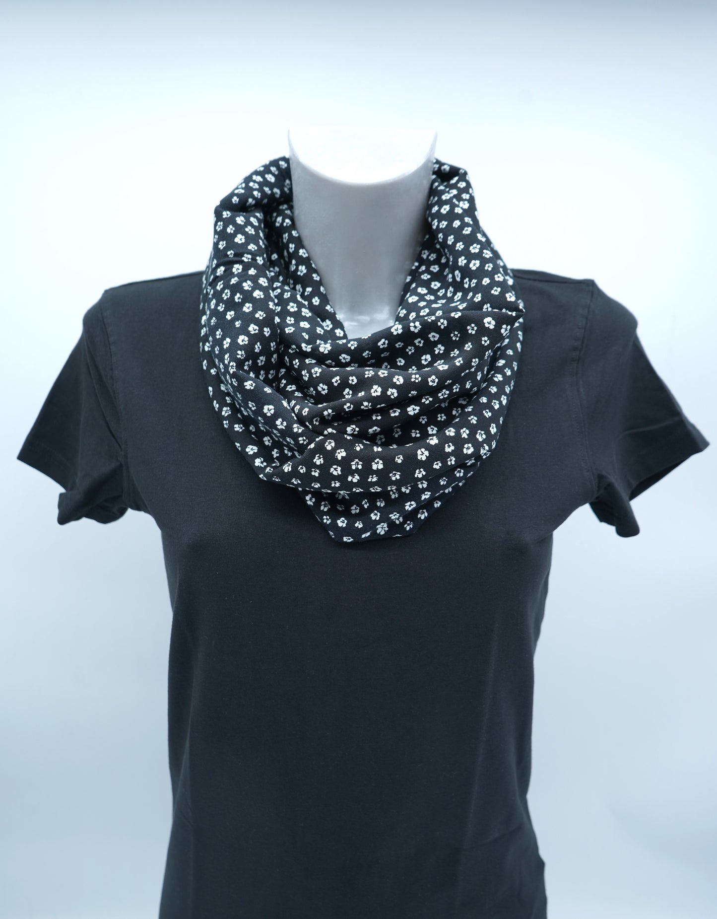 Viskose schwarz mit weißen Blumen "Tuchstoff"