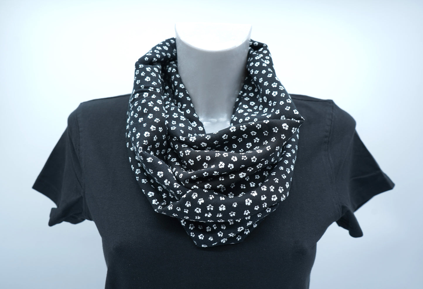 Viskose schwarz mit weißen Blumen "Tuchstoff"