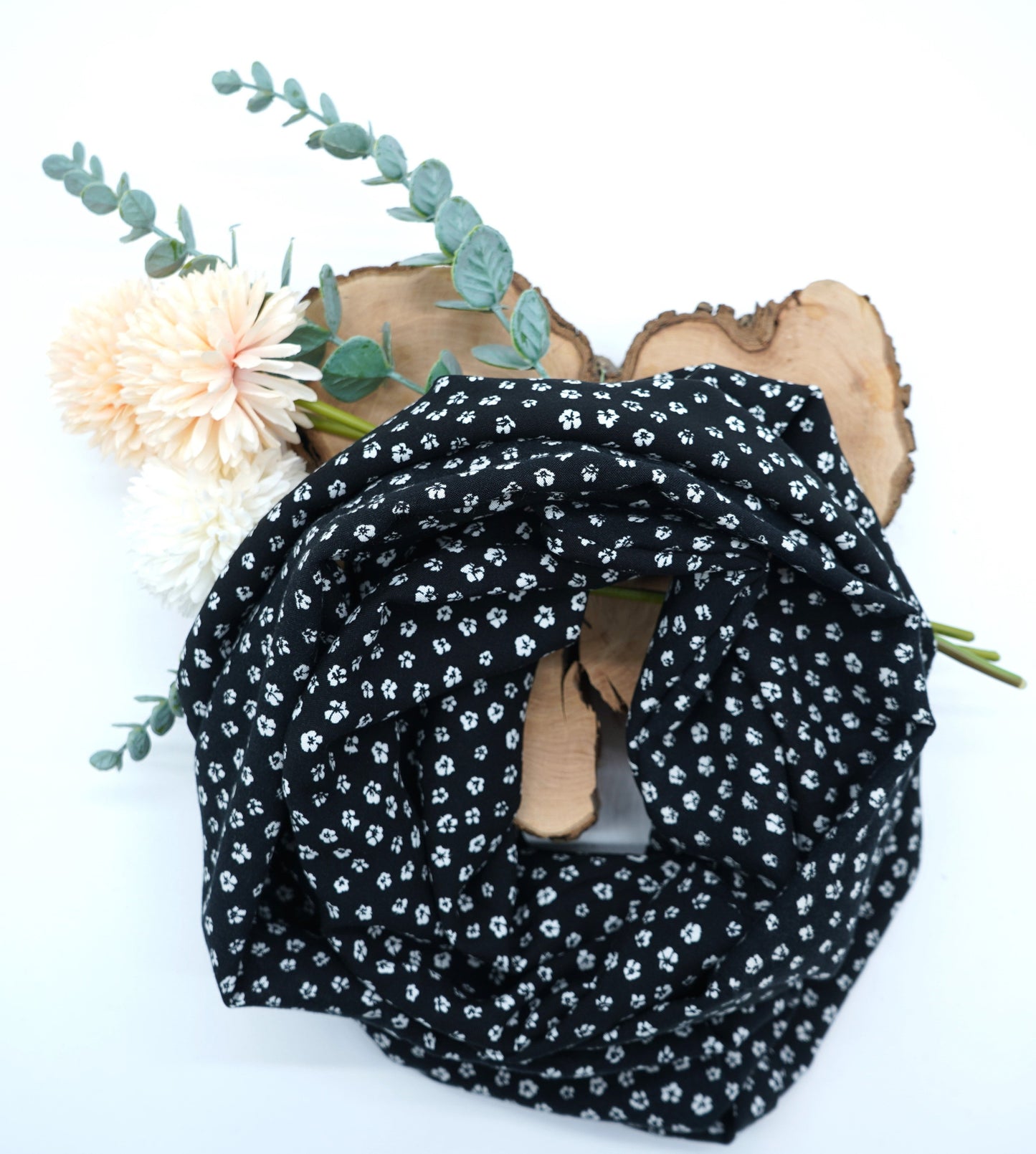 Viskose schwarz mit weißen Blumen "Tuchstoff"