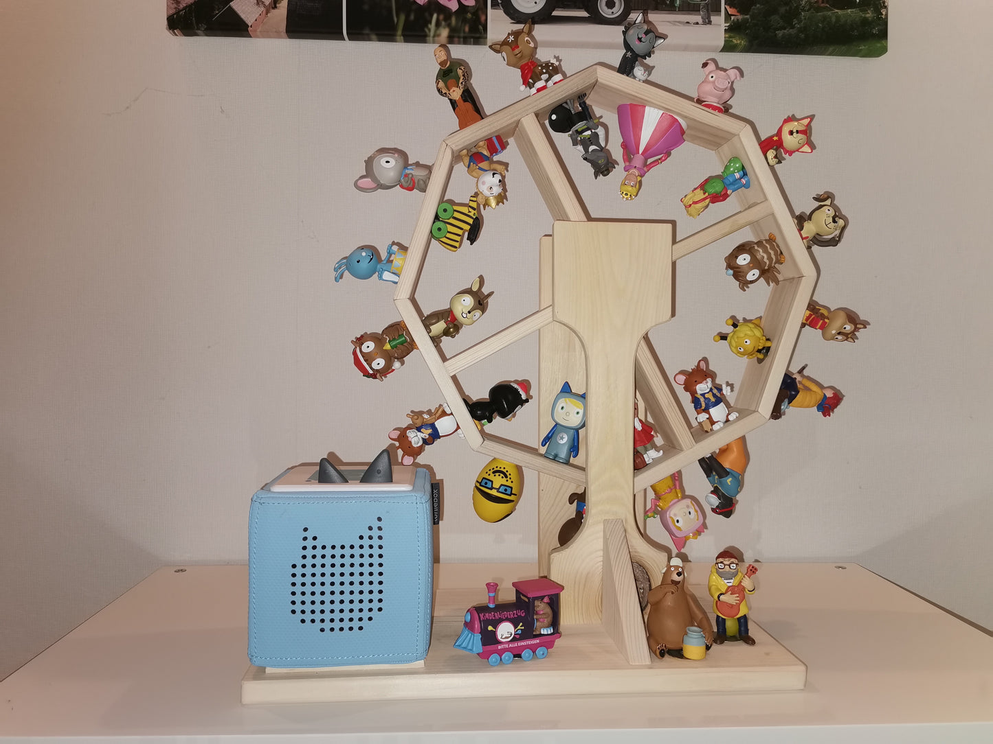 Kleines Tonieregal für 31 Tonies und eine Box